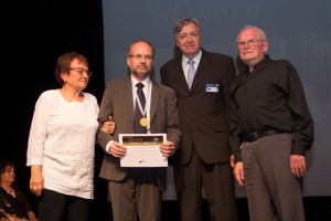 Doctor Gabriel Gondolesi recibiendo la distinción por parte de sus padres y el Doctor Eduardo Diez